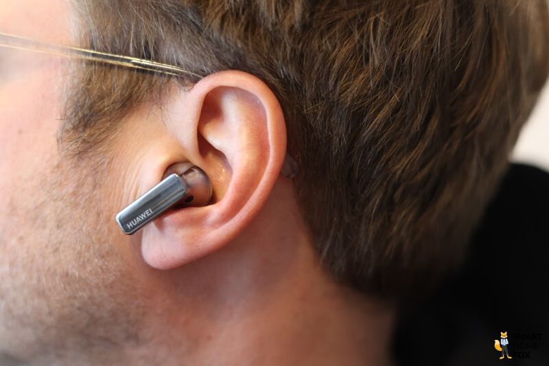 Huawei In Ear Kopfhörer im Ohr unseres Testers